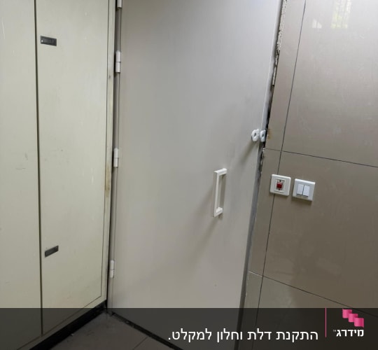 דלת מתכת עם ידית בחדר פנימי